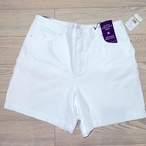 Beautiful brand new white shorts 🥰👌size 14, Gloria Vanderbilt, smoked free🚭